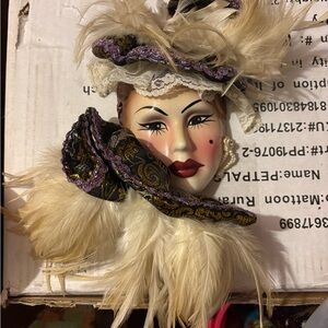 Elegant Feathered Mask with Purple Accents